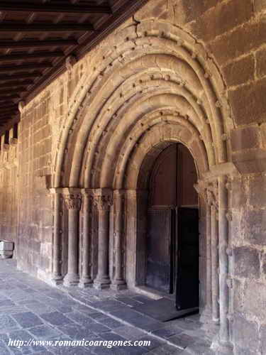 PORTADA ENTRE TEMPLO Y CLAUSTRO